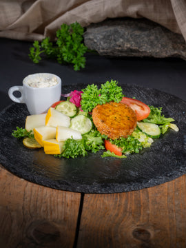Vegaaninen salaatti falafelpihvillä