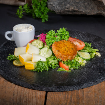 Vegaaninen salaatti falafelpihvillä