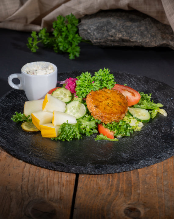 Vegaaninen salaatti falafelpihvillä