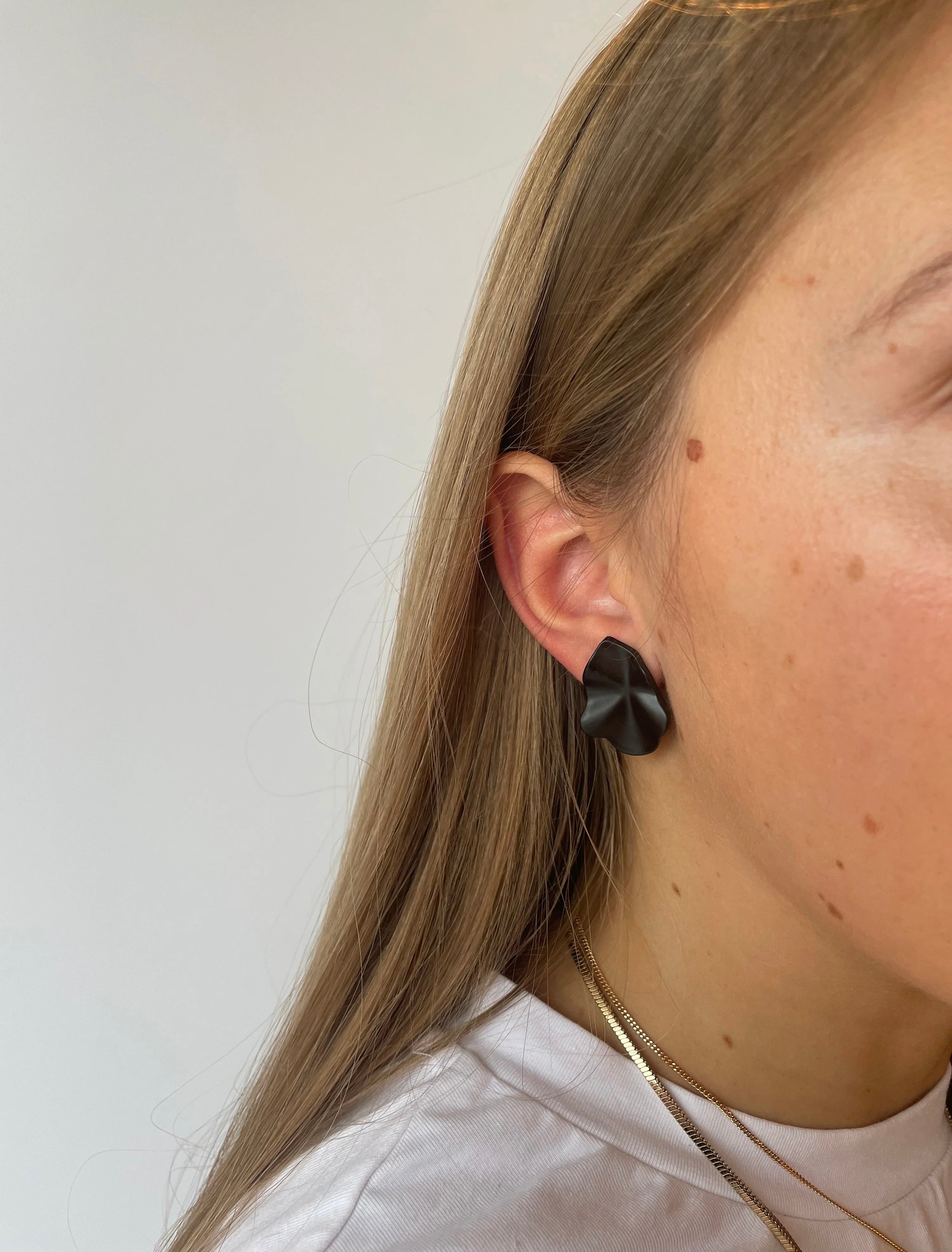 Bow 19 Lip Earrings Black Pearl S