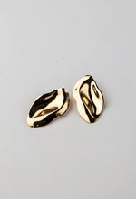Lataa kuva Galleria-katseluun, Bow 19 Flake Earrings Gold
