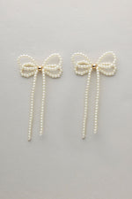 Lataa kuva Galleria-katseluun, Bow 19 Pearl Bow Earrings
