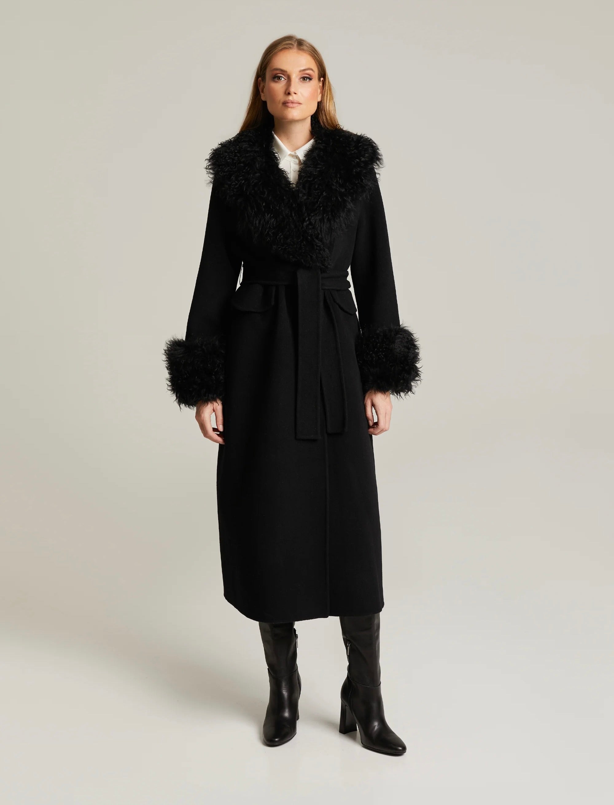 Andiata Lumilla 2 Musta Villakangastakki Karvakauluksella