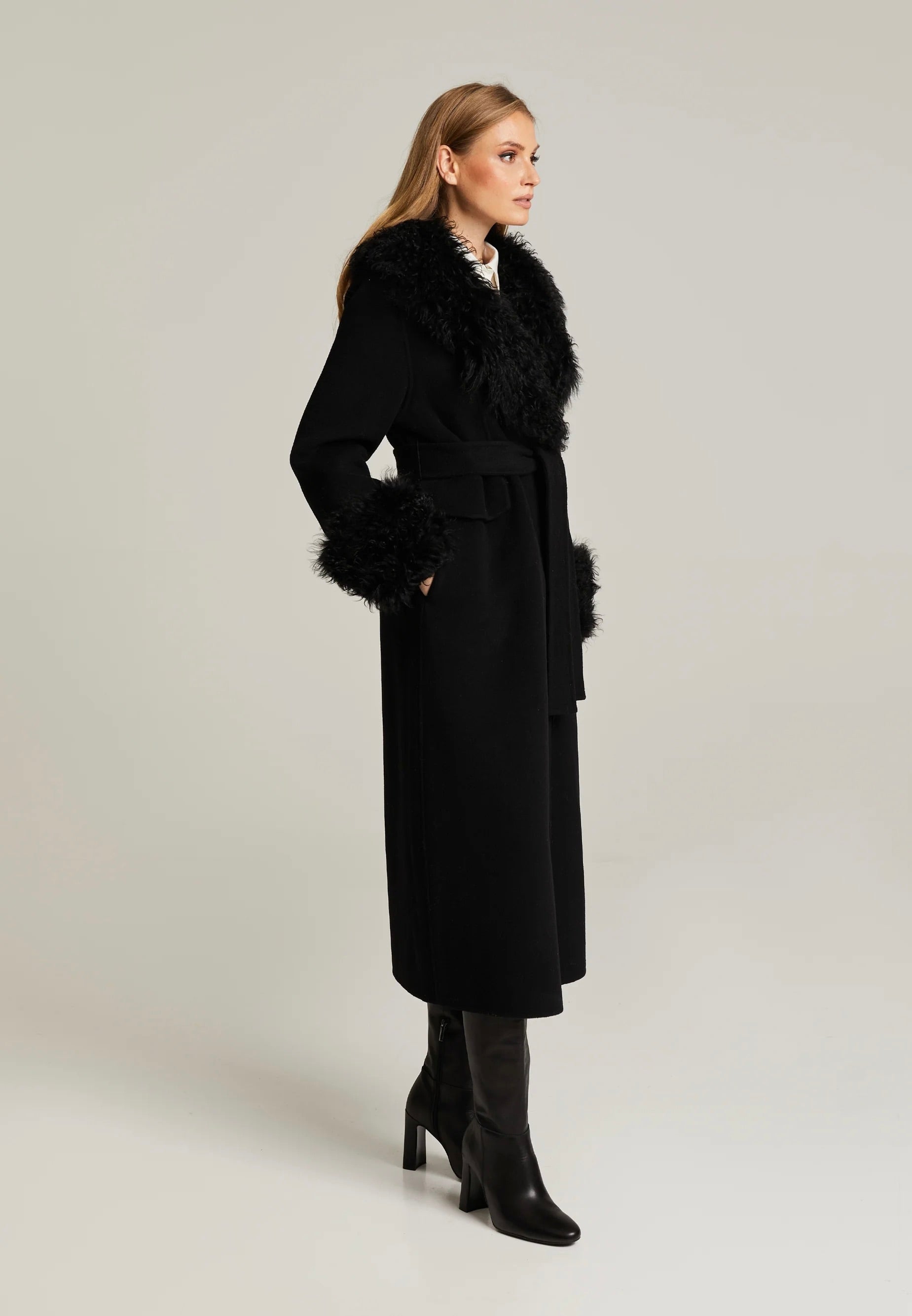 Andiata Lumilla 2 Musta Villakangastakki Karvakauluksella