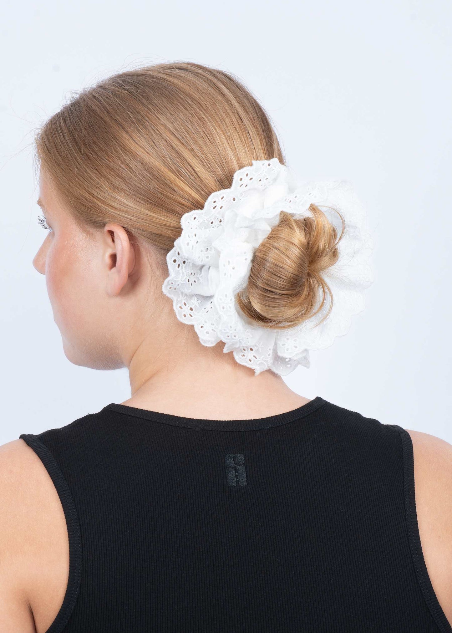 SUI AVA Broderie Scrunchie valkoinen