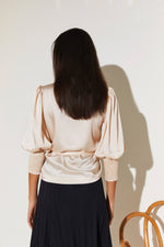 Lataa kuva Galleria-katseluun, By Malina Hope Blouse Soft Beige
