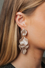 Lataa kuva Galleria-katseluun, Bow 19 Leaf Earrings Pearl Nougat
