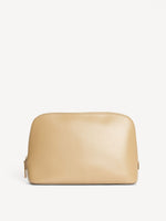 Lataa kuva Galleria-katseluun, By Malene Birger Aya Medium Cosmetics Case Leather Sand
